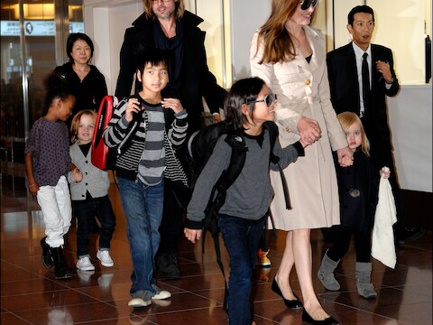 Angelina en Brad met vijf van hun zes kinderen.