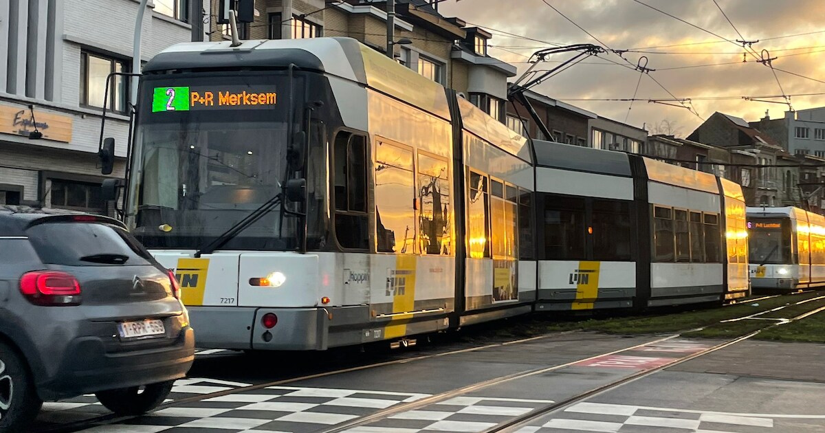 Tram 2 op de Bredabaan in Merksem ontspoort | Antwerpen | HLN.be
