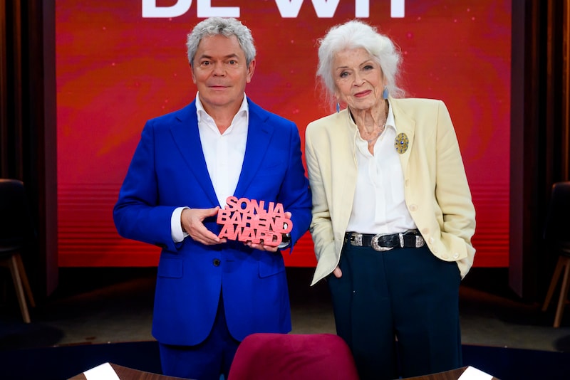  Barend reikte jaarlijks de naar haar vernoemde Sonja Barend Award uit voor het beste tv-interview van het afgelopen jaar.