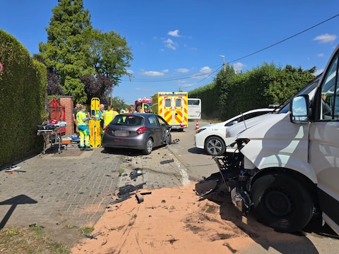 Op het kruispunt van de Gemenestraat en Kreek kwam het tot een zware aanrijding tussen een auto en een bestelwagen