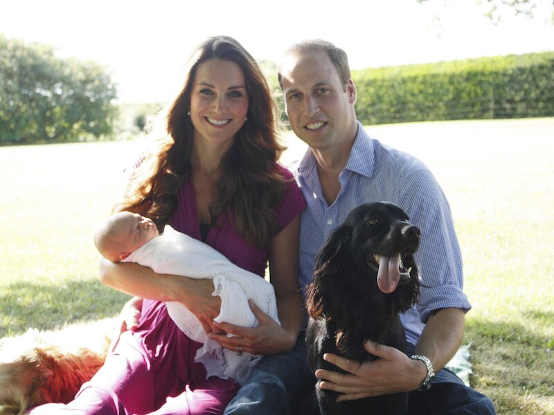 Kate, William met baby George en hond.
