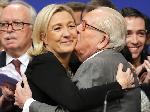 Marine Le Pen wordt omhelsd door vader Jean-Marie Le Pen op een FN-congres in Lyon, eind november.