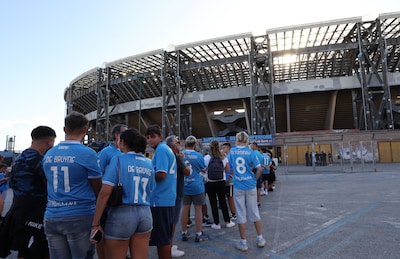 Fans stromen toe aan het Stadio Diego Armando Maradona voor thuisdebuut van Kevin De Bruyne bij Napoli