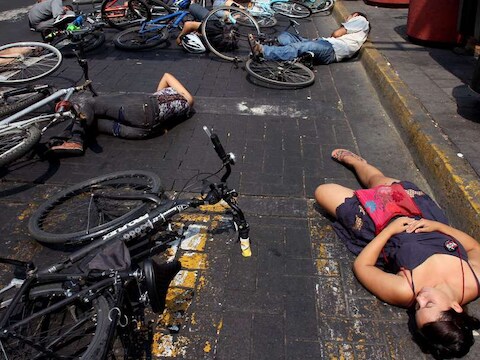 "Ademen zou niet alleen voor helden mogen zijn", zeggen actievoerders van deze flashmob in Guadalajara, Mexico.