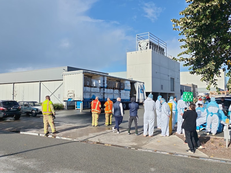 Werknemers worden buiten opgevangen nadat een arbeider onwel werd in een visverwerkend bedrijf in Nieuwpoort.