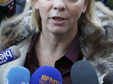 Schumi's manager Sabine Kehm wordt omstuwd door journalisten.