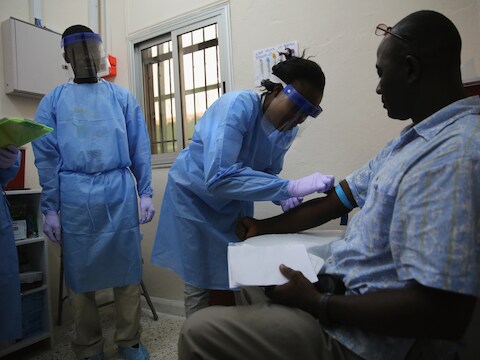 Een man neemt deel aan een klinische studie met het ebolavaccin in Liberia.