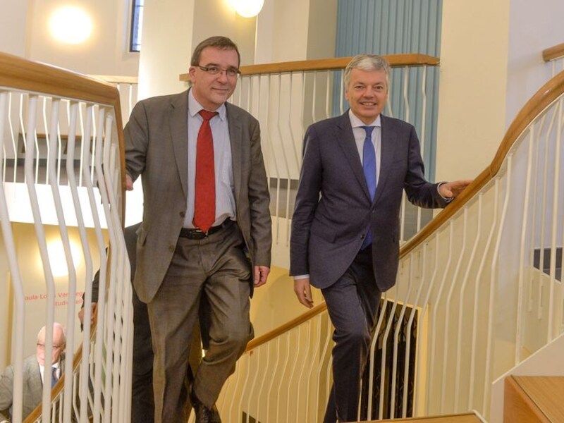 Didier Reynders (r) bezoekt Limburg, begeleid door gouverneur Herman Reynders.