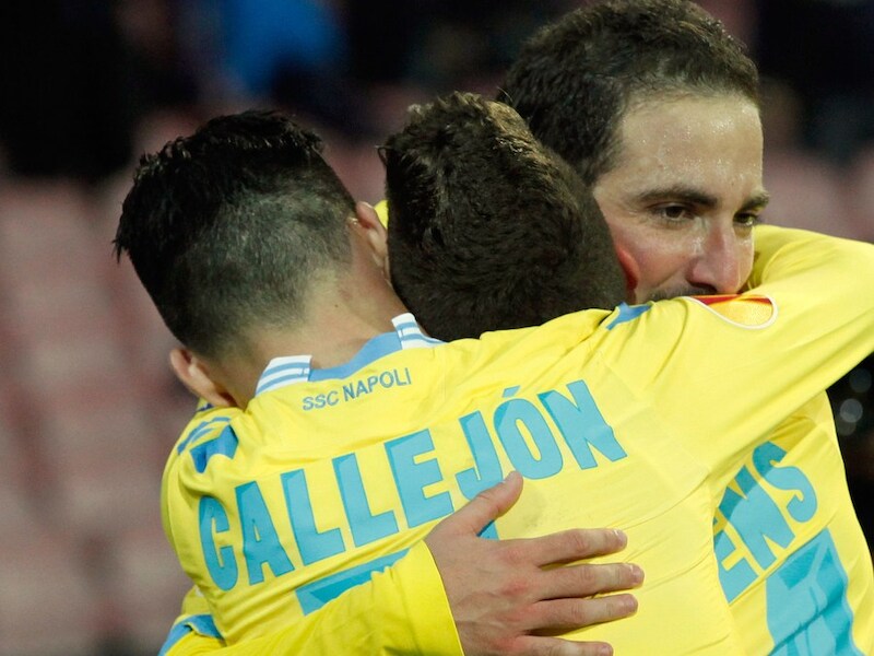 Mertens wordt hier stevig geknuffeld door doelpuntenmaker Higuain en Callejon