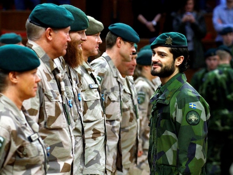 Prins Carl Philip groet teruggekeerde soldaten uit Afghanistan