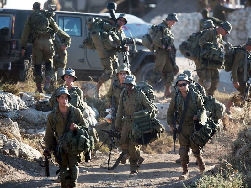 Israëlische soldaten komen aan bij de Palestijnse stad Hebron voor de zoektocht naar de vermiste tieners
