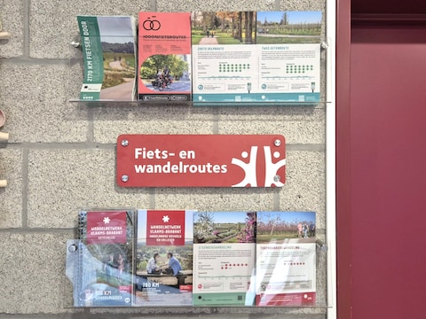 De toeristische kaarten en brochures zullen binnenkort beschikbaar zijn op drie centrale ontmoetingsplekken.