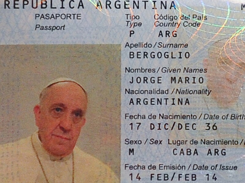 De gegevenspagina van het nieuwe paspoort van paus Franciscus.