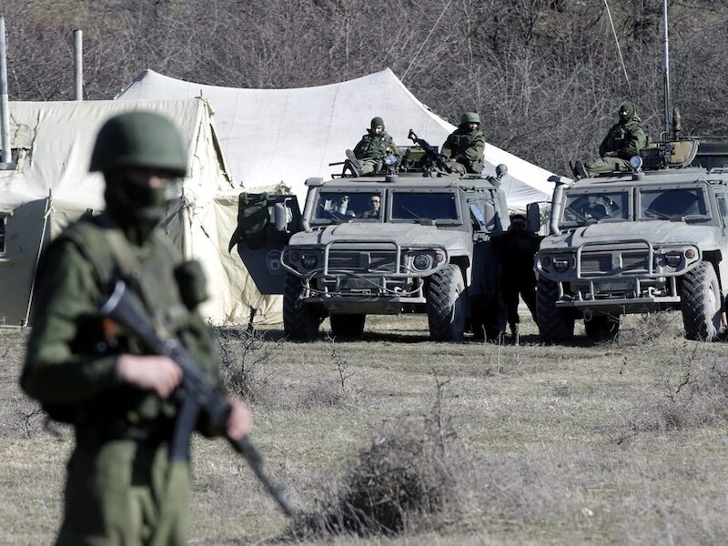 Russische militairen (zelfverdedigingseenheden volgens de Russen) op de Krim.