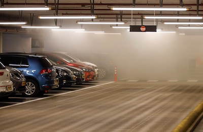 Hybride auto veroorzaakt grote brand in parkeergarage Nike-hoofdkantoor in Nederland