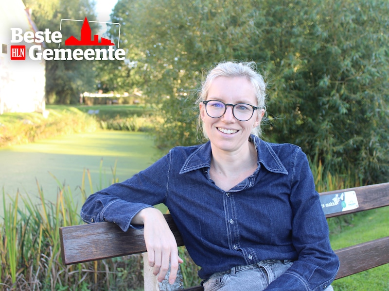 Anouck Blieck op haar mooiste plekje in Alveringem: het domein van Wyckhuize waar ook het gemeentehuis gevestigd is.