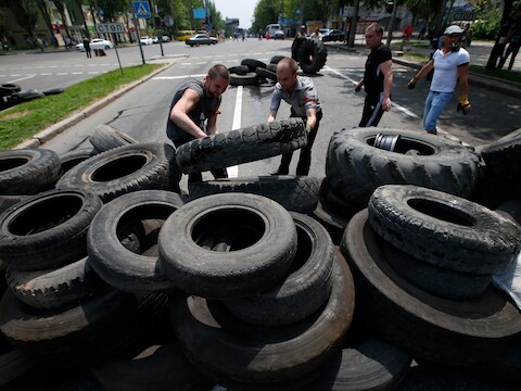 In Donetsk wordt een wegblokkade opgeworpen.