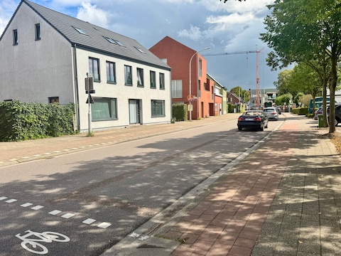 Vlaams Belang wil dat de gemeente bekijkt of de niet opnieuw geschilderde en eventueel ook de andere parkeerstroken op de Kerkstraat moeten verdwijnen voor een betere doorstroming