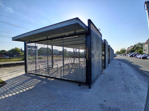 De nieuwe overdekte fietsenparking aan het station van Puurs biedt plaats aan 200 extra fietsen. 