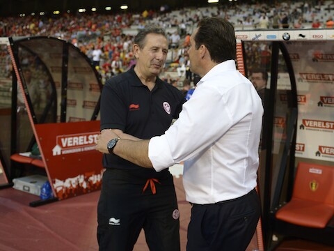 Leekens schudt de hand van Wilmots