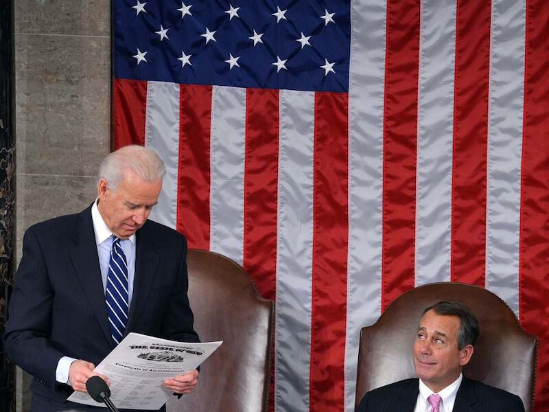 Joe Biden leest de stemmen voor aan Huisvoorzitter John Boehner.