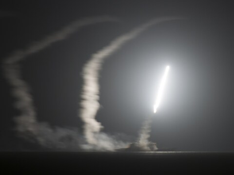 Een door het Amerikaanse leger vrijgegeven foto van een afgevuurde Tomahawk-raket vanop het dek van de USS Philippine Sea in de Perzische Golf.