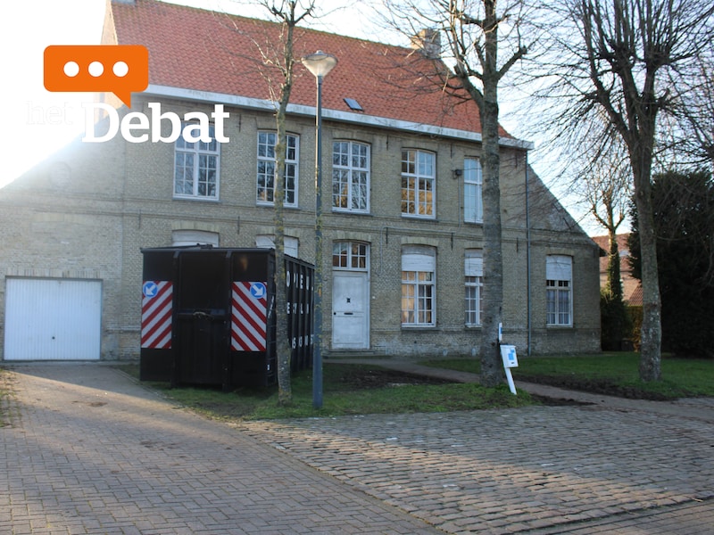 De voormalige pastorie in Hoogstade, een statig gebouw op een ruime lap grond, is eigendom van de gemeente. Het gebouw werd zowat een jaar geleden niet meer geschikt bevonden om in te wonen.