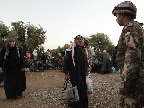 Jordaanse soldaten helpen de nieuwe Syrische vluchtelingen.