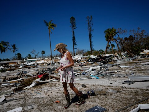 Een vrouw zoekt naar haar bezitingen nadat haar stacaravan werd verwoest door orkaan Ian in Fort Myers Beach, Florida. (30/09/22)
