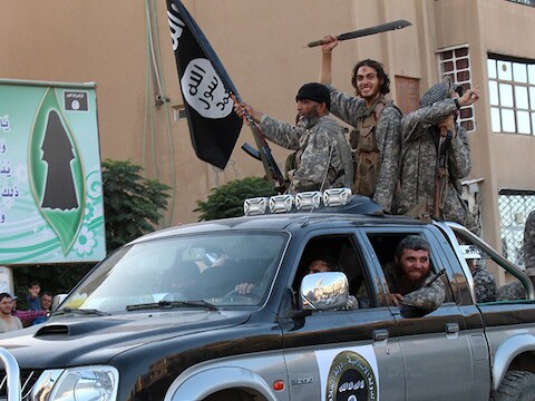 IS-troepen houden een overwinningsparade na de inname van Raqqa. (Archieffoto eind juni 2014).