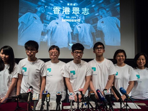 Archieffoto. De leiders van de Hongkongse oppositiepartij Demosisto bij de introductie van de nieuwe partij. Vlnr. Agnes Chow, Joshua Wong, Shu Kei, Nathan Law, Oscar Lai, Fermi Wong en  Ng Mei-lan.
