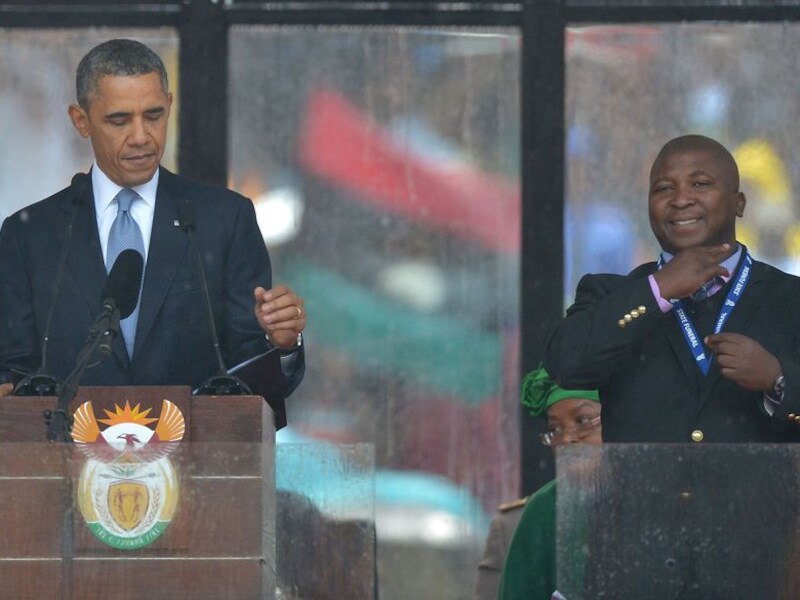 Neptolk Thamsanqa Jantjie tijdens de herdenkingsdiesnt van Mandela naast president Barak Obama.