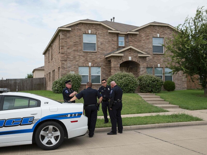 De politie in overleg voor het huis van schutter Micah Johnson, in Mesquite, Texas.