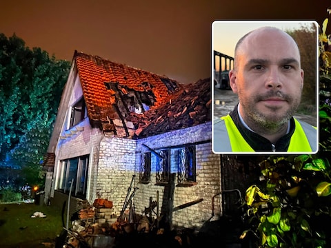 Het huis in Grimbergen werd onbewoonbaar verklaard na de zware brand. Inzet: brandweerwoordvoerder Wouter Jeanfils.