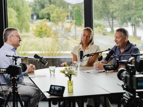 Burgemeester Koen Van den Heuvel (links) in gesprek met Kim De Leeuw en Luc Schokkaert tijdens de eerste aflevering van Stroomversnelling. 