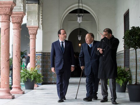 Dalil Boubakeur en president Hollande tijdens een rondleiding in de Grote Moskee van Parijs.