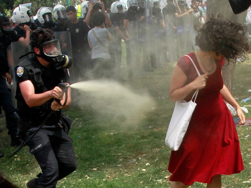 Vrouw in rode jurk symbool van Turks protest.