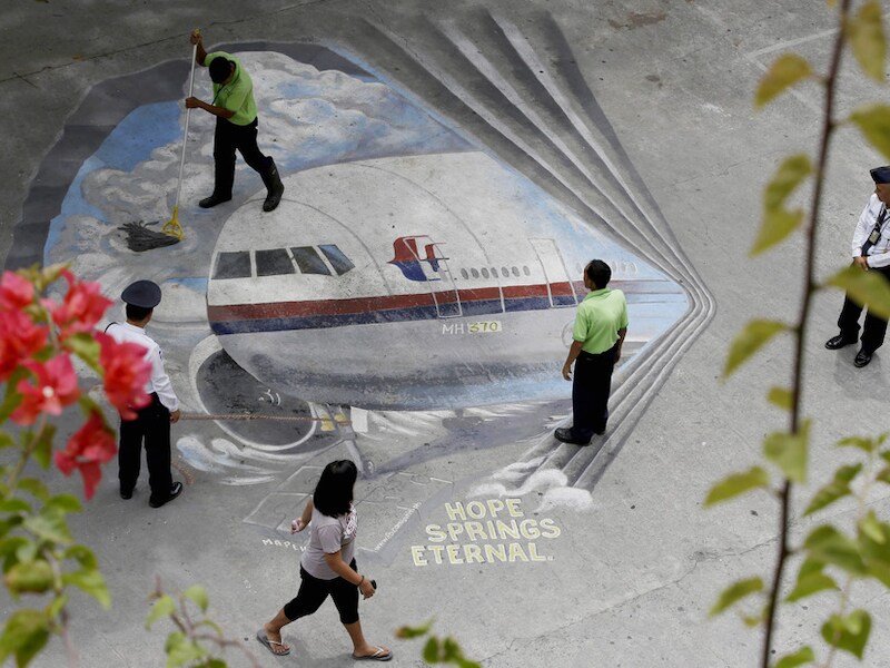 De Australische autoriteiten hebben in de zoektocht naar de vermiste Boeing 777 van Malaysian Airlines twee nieuwe signalen opgepikt.