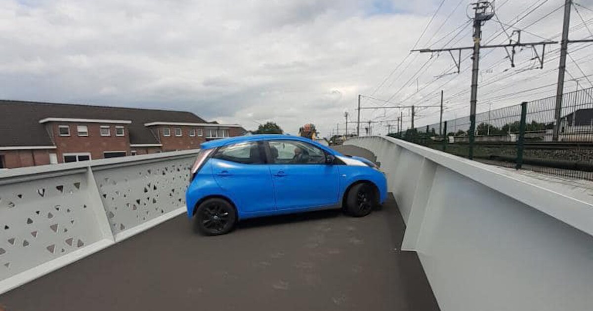 Auto rijdt zich vast op pas geopende fietsbrug in Sint-Niklaas | Sint ...
