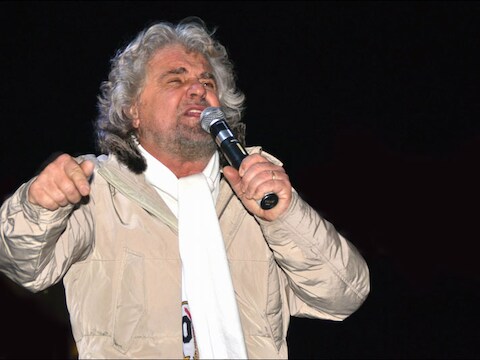 Grillo noemt Bersani een "sprekende dode" die maar beter naar huis kan gaan.