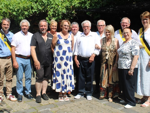 Philippe en Alice - vooraan arm in arm op de foto - deelden hun vijftigste huwelijksverjaardag met enkele bijzondere gasten: hun neef Hervé Denys, zus Christiane en zus Marie-Thérèse Maesen, schoonbroer Fernand Vandenbroucke en hun vrienden Marc Dedeckere en An Devos uit Leisele. Een delegatie van het schepencollege kwam langs met gelukwensen.  