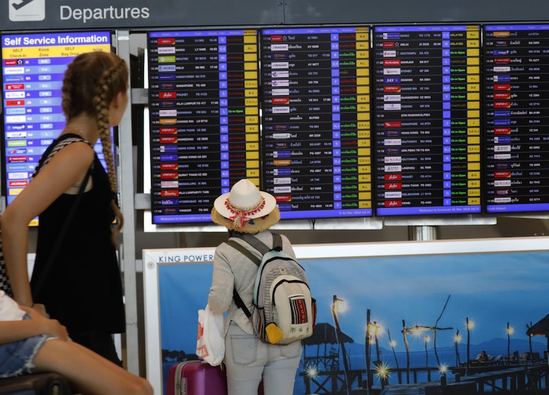 Passagiers op een luchthaven in Thailand zien tal van vluchten geschrapt worden.