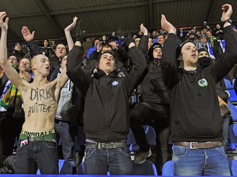 Fans van RC Genk tijdens de heenwedstrijd die werd gespeeld in Moskou.