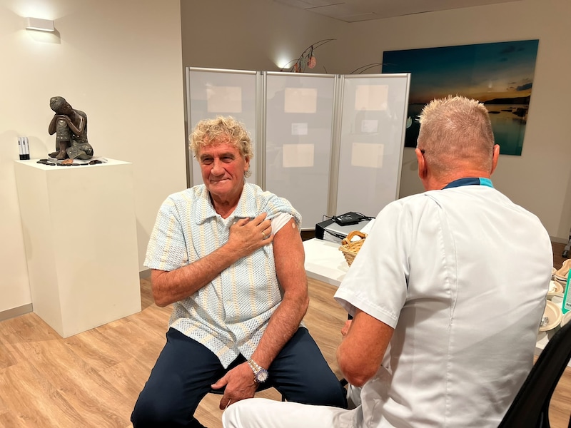 Jean-Marie Pfaff (72) en Carmen (70) krijgen griepvaccin in AZ Jan Palfijn.
