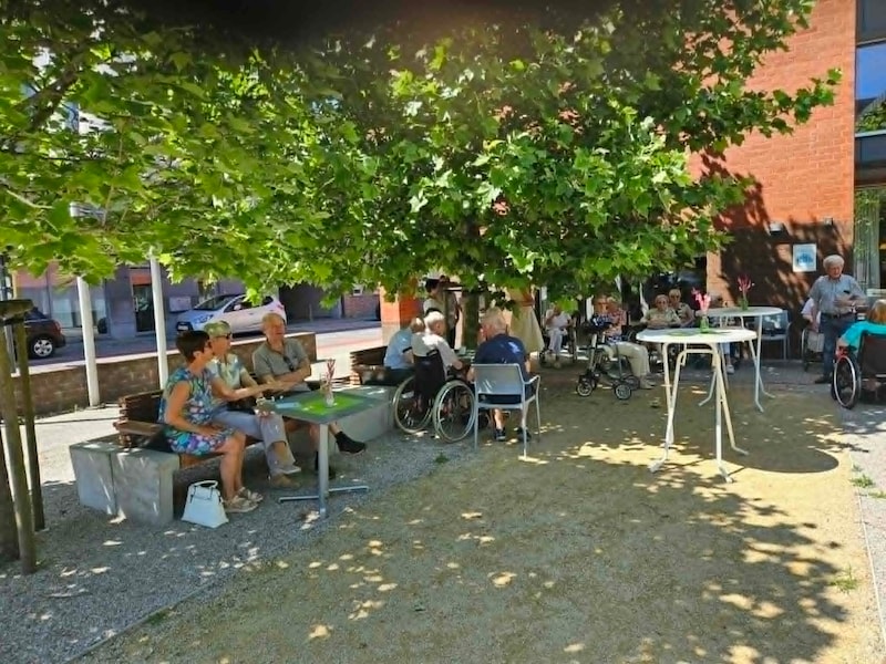 Woonzorgcentrum Aksent heeft dankzij subsidies van RTC West-Vlaanderen en de hulp van Prizma Campus VTI buurtbabbelbanken kunnen plaatsen.