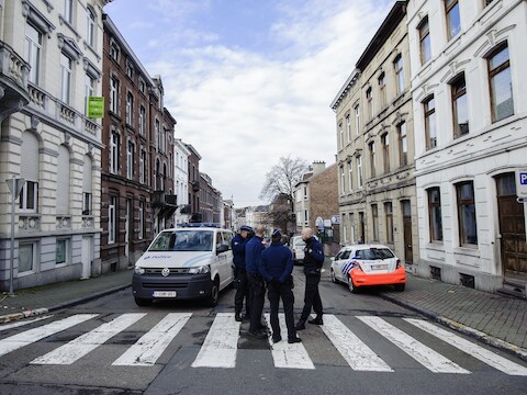 In Verviers werden gisteren twee terreurverdachten gedood. Een van zou de broer zijn van een tussenpersoon in de gevangenis van Lantin.