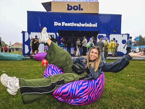 In de festivalshop van Bol.com kan je ook een opblaasbare poef aankopen.
