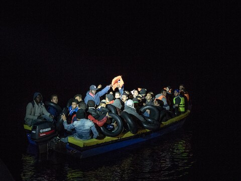 Vluchtelingen in een houten bootje voor de kust van Pozzollo, eind november vorig jaar.