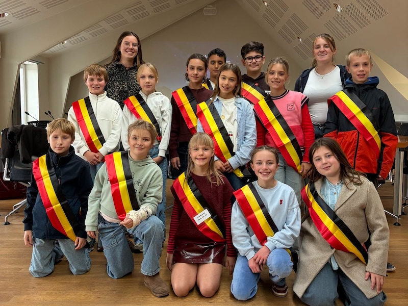 Estelle Ornelis (hier beneden in het midden) is de nieuwe kinderburgemeester.