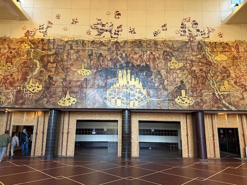 De historische lokettenzaal van het station van Brugge: de middelste doorgangen zijn nu ook beschikbaar